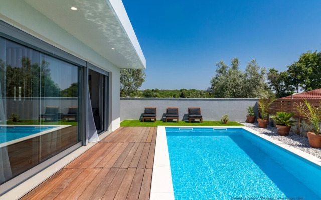 Villa for two Person With Pool in Peroj