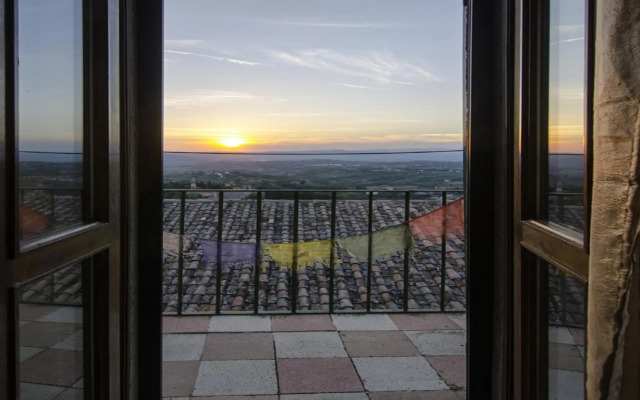 Casa Della Torre In Borgo Medievale