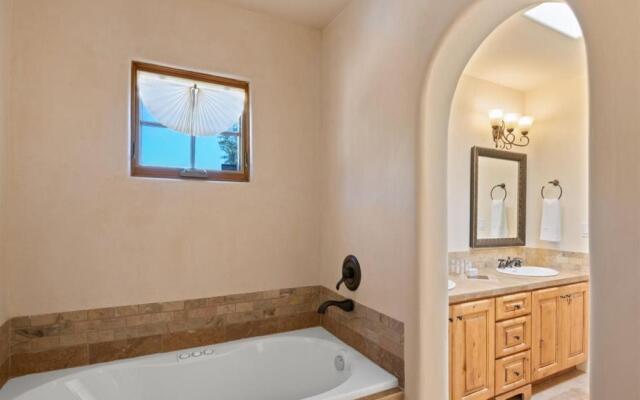 Casa Nona - Pristine Home in the Railyard District, Walk to The Plaza