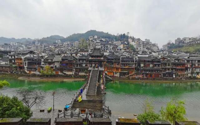 Xiangxi Phoenix Long River Inn