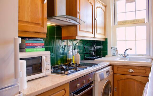 2 Bedroom Central Edinburgh Flat