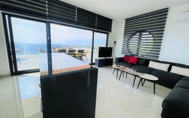 Villa With Private Pool and Terrace in Alanya