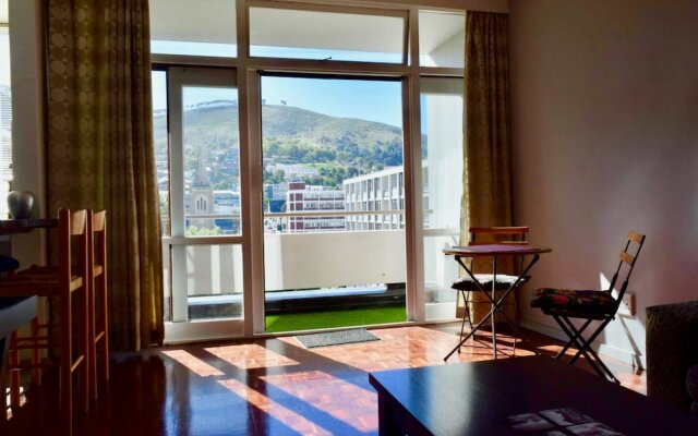 Sunny 2 Bedroom Apartment By The Companys Gardens