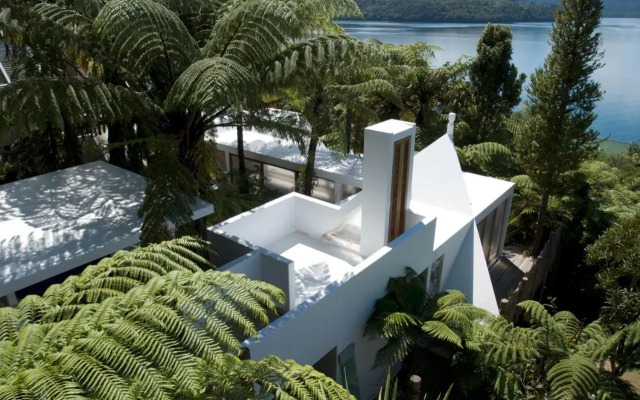 te Whare -Lake Tarawera tree-top nest