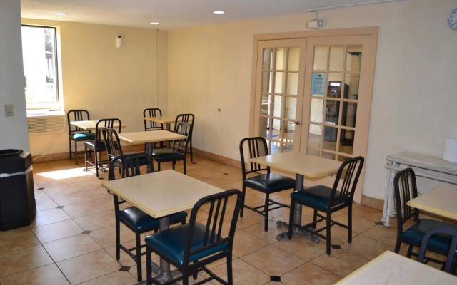 Red Carpet Inn - Newark Airport