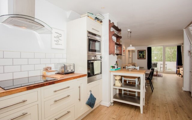 Spacious 2 Bedroom Flat With Communal Garden