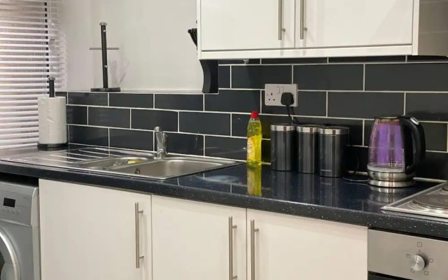 2 Bed Flat - Sleeps 6 - Parking - Wifi