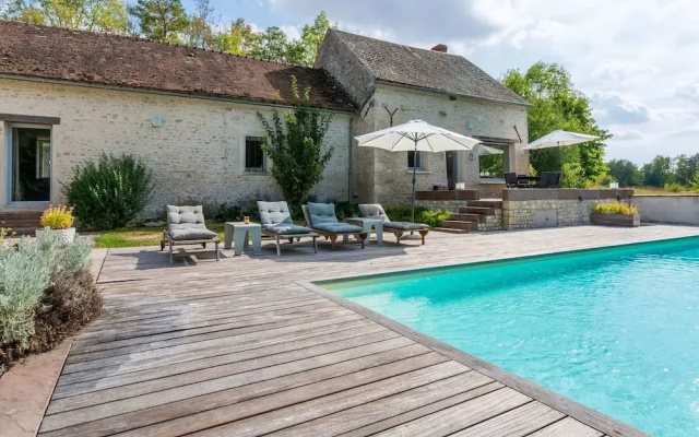 Charming Holiday Home in Yevre-la-Ville with Pool