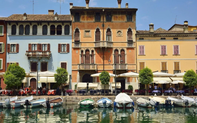 Yellow Apartment Desenzano With Smart TV