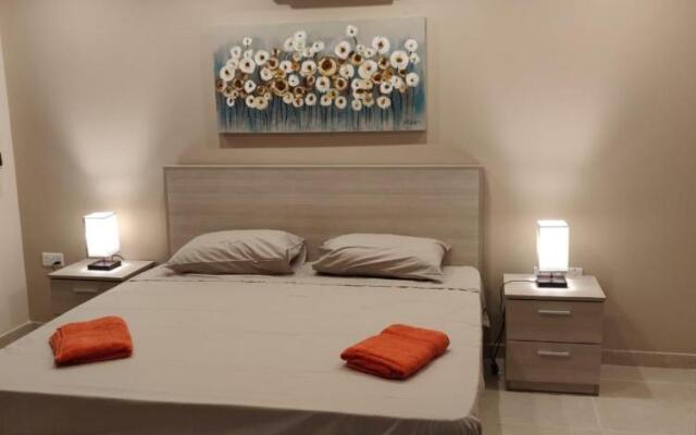 Wileg 4B Luxury Two Bedroom Apartment with Shared Swimming Pool.