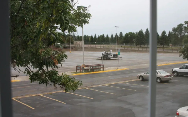 Gladstone Inn & Suites