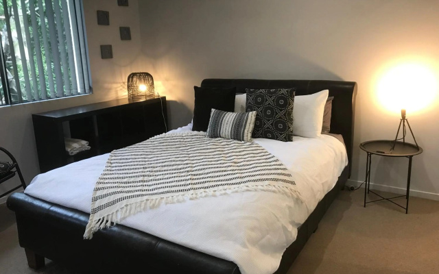 LILY LAMOND, T/House, outdoor shower, 5 min walk to the ocean, Airlie Beach – Guest Rooms – Airlie Beach