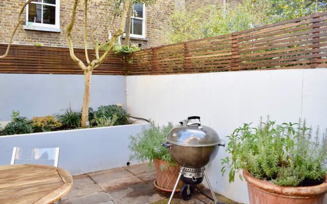 Artistic 3 Bedroom London Home With Garden