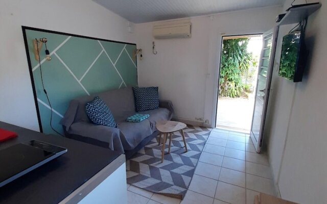 Studio in Baie Mahault, With Shared Pool, Furnished Garden and Wifi - 12 km From the Beach