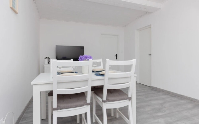Warsaw Mickiewicza Apartment by Renters