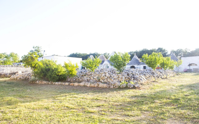 Trulli sul vignale in Masseria Santalachicca