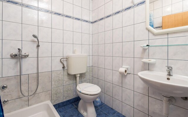 Beautiful Apartment in Lopar With 3 Bedrooms and Wifi