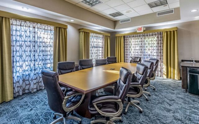 Отель Holiday Inn Express & Suites Lexington