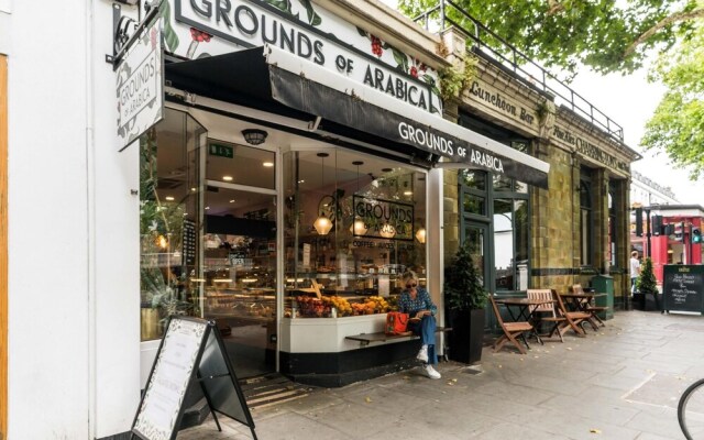 Luxury 2BD Apartment in Holland Park