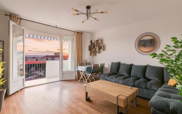 Apartment in residence free parking balcony sunset