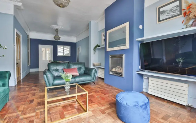 4 Bed House with Pool Table & Parking