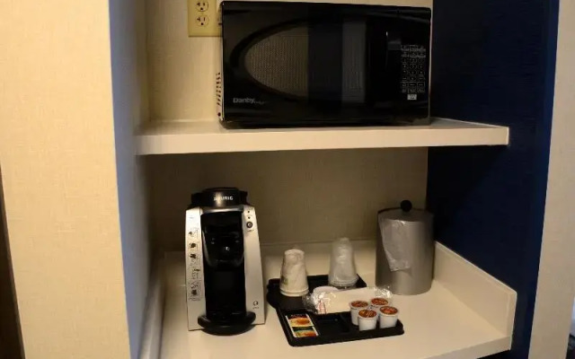 Holiday Inn Express and Suites Pittsburgh - Monroe