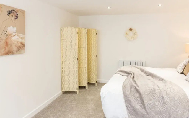 Host Stay Eccles Hideaway