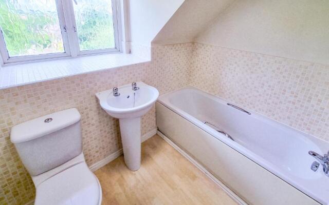 City House in Nice Area - Smart Tv's, 900mb Wifi