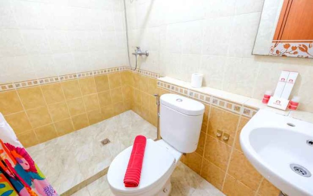 Nice and Simple Style 2 BR Grand Palace Kemayoran Apartment By Travelio – Bathroom – Jakarta