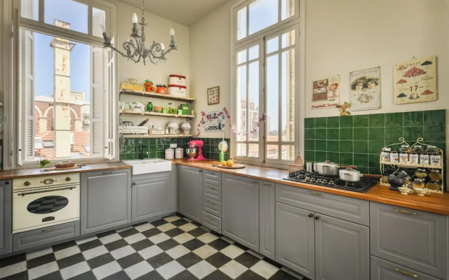 Elegant 1BR Apt w Balcony in the City