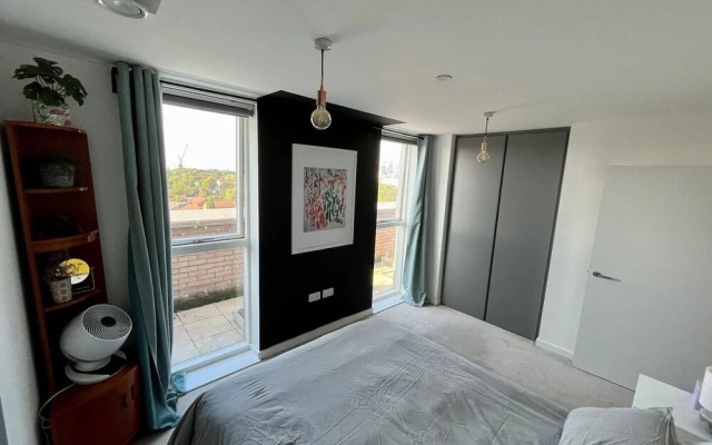 Elegant Chic Living Vibrant London Area