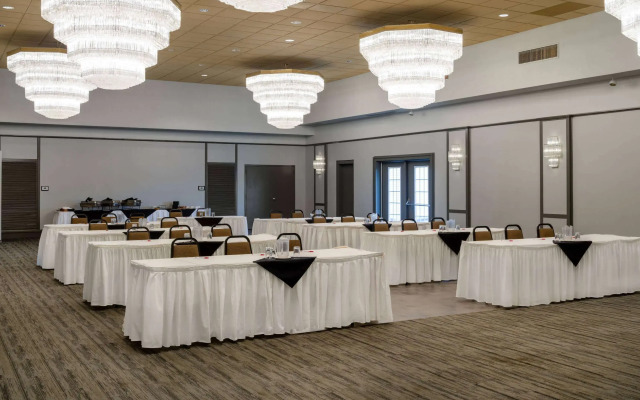 Ramada by Wyndham Thunder Bay Airlane Hotel