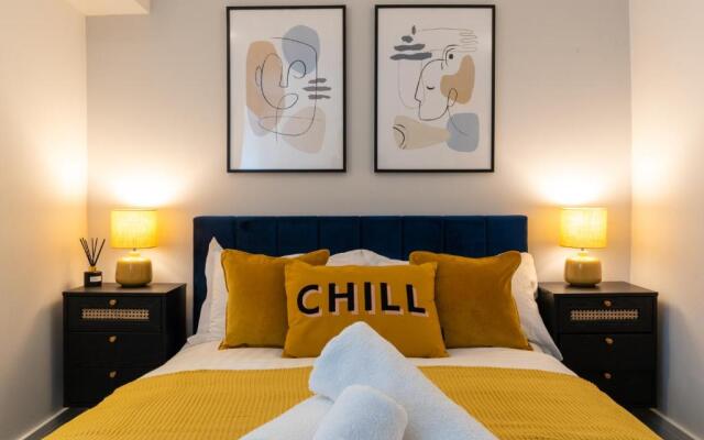 Stylish 2 bed town centre apartment with parking