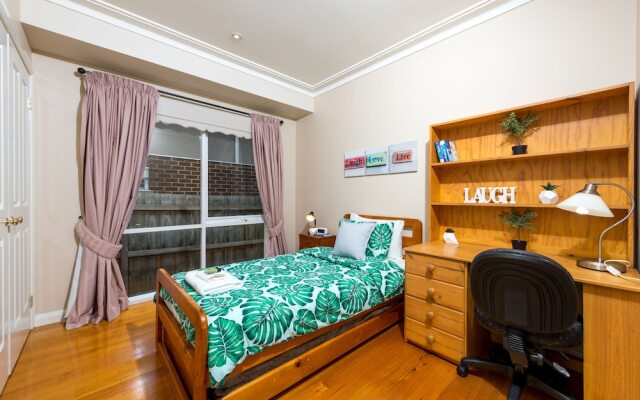 Lovely 5BR house walk to train and shops