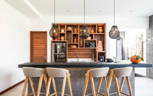 Stunning 6 Bedroom Villa Only 400m to the Beach