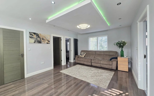 Stylish 6-bed Retreat With Parking and Jacuzzi