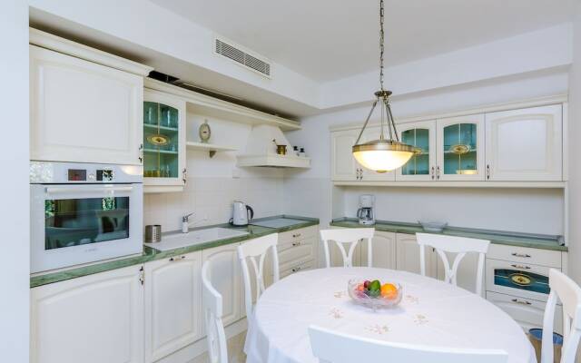 Villa Art Gallery - Six Bedroom Villa with Terrace and Swimming Pool
