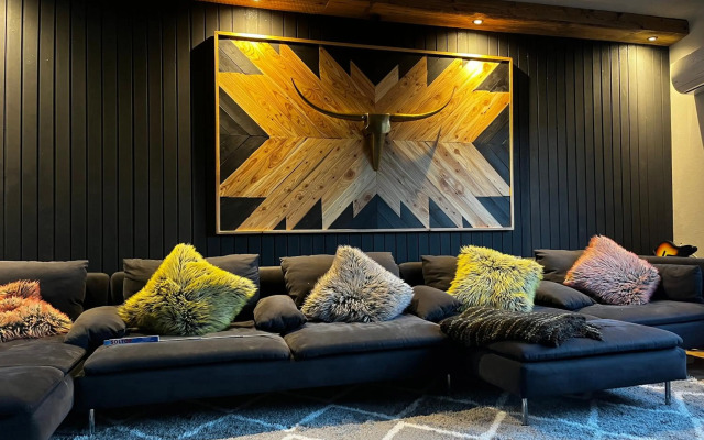 DMG - 'Funky First Floor' Unique Mountain Apartment