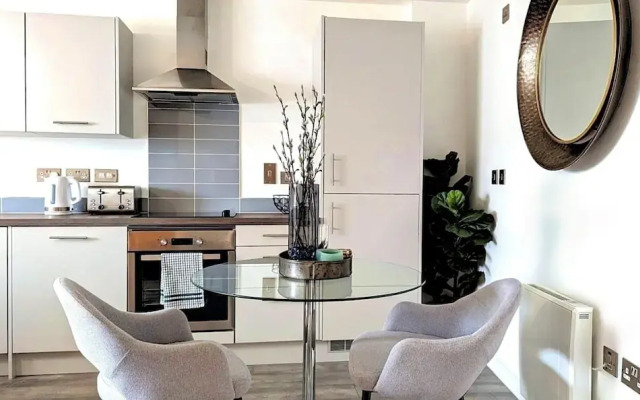 Modern 1 Bed Apt - 15 Mins to Solihull Centre