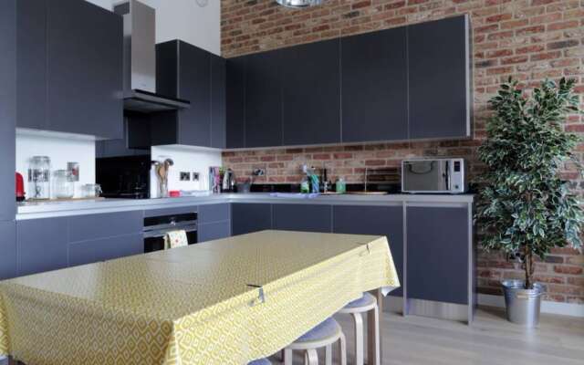 Spacious 2 Bedroom Loft In Converted School