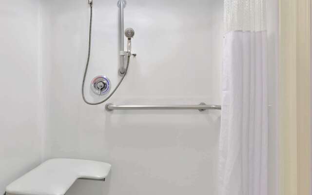 Howard Johnson Hotel & Suites by Wyndham Allentown/Dorney