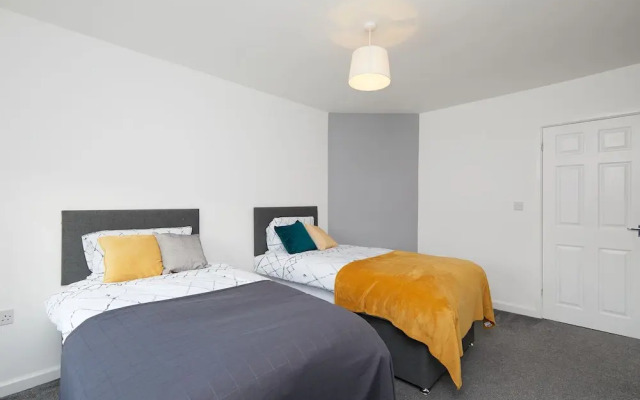 2 Bed Derby House- Parking - Rolls Royce