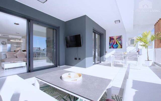 Contemporary apartment 8 min to Puerto Banus