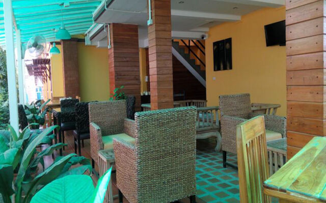Yellow Tique Hotel