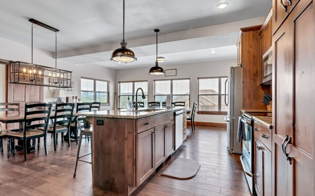 Rockwood Lake Lodge 7 Bedroom Home by RedAwning