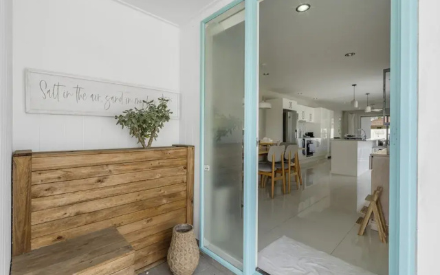 Spacious 4-bed House With Secure Parking