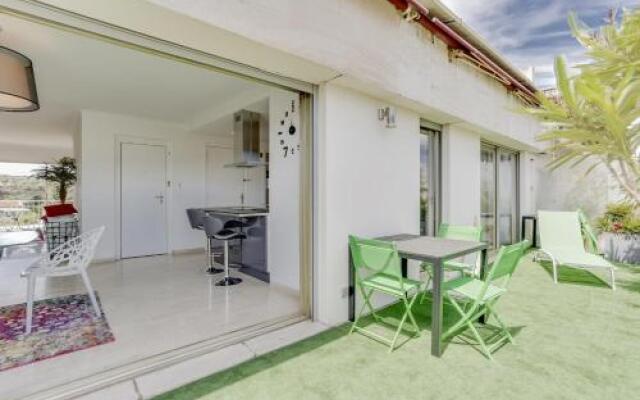 Wonderful fully renovated 2BR on the last floor.