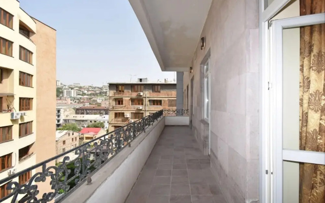 Spacious Apartment by Luxe Group TT606