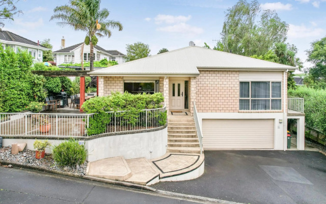 Lake Retreat - Hamilton Holiday Home