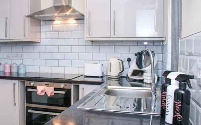 No25-Luxe Living Guest House- 2 Bed-WIFI-Free Parking-City- Beach